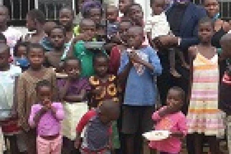 Magero with street children